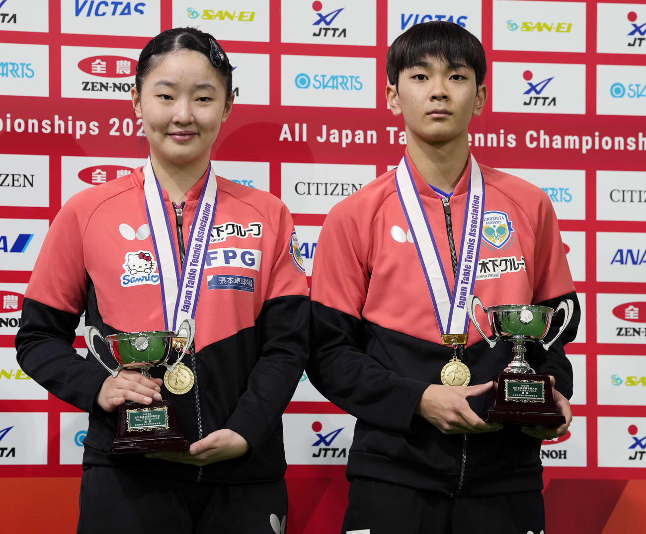ジュニアで優勝し写真に納まる張本美（左）と川上（撮影・小島史椰）