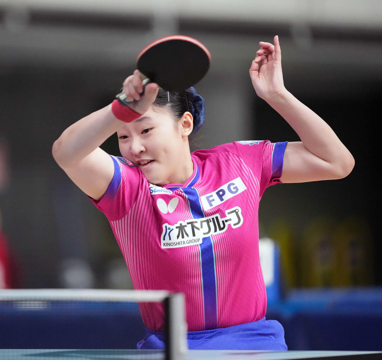 女子ジュニア準決勝　ショットを放つ張本美（撮影・小島史椰）