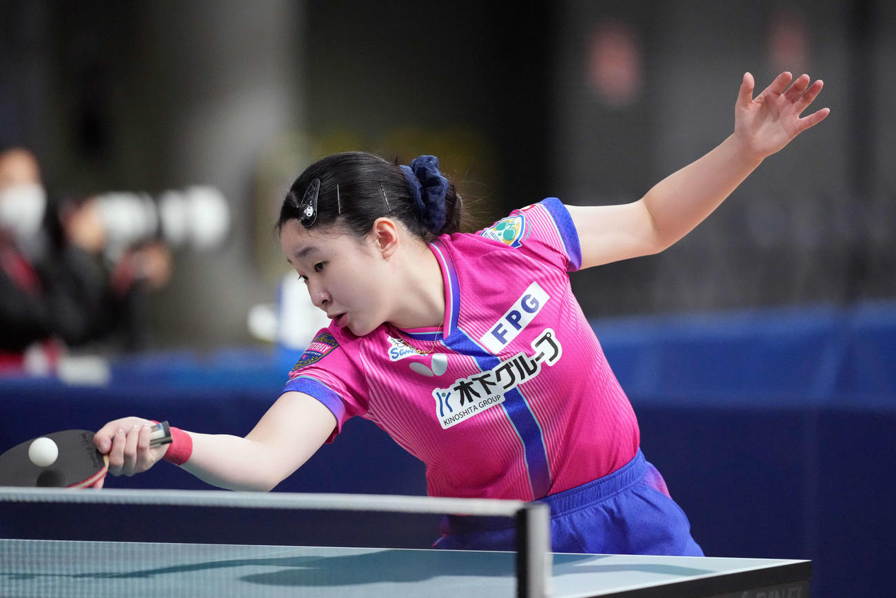女子ジュニア準決勝　打ち返す張本美（撮影・小島史椰）