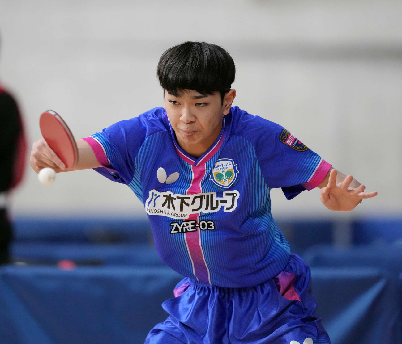 男子ジュニア準決勝　川上流星対渡部民人　打ち返す川上（撮影・小島史椰）