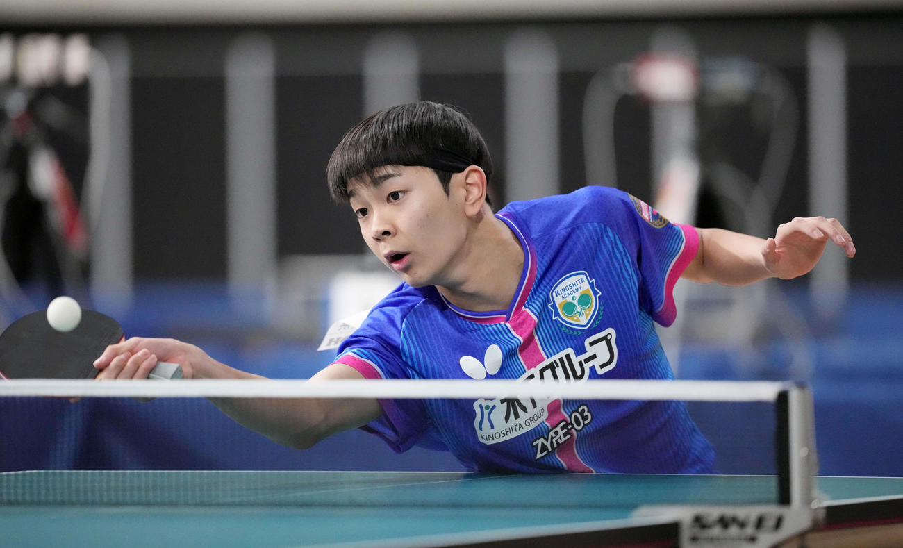 男子ジュニア準決勝　川上流星対渡部民人　打ち返す川上（撮影・小島史椰）