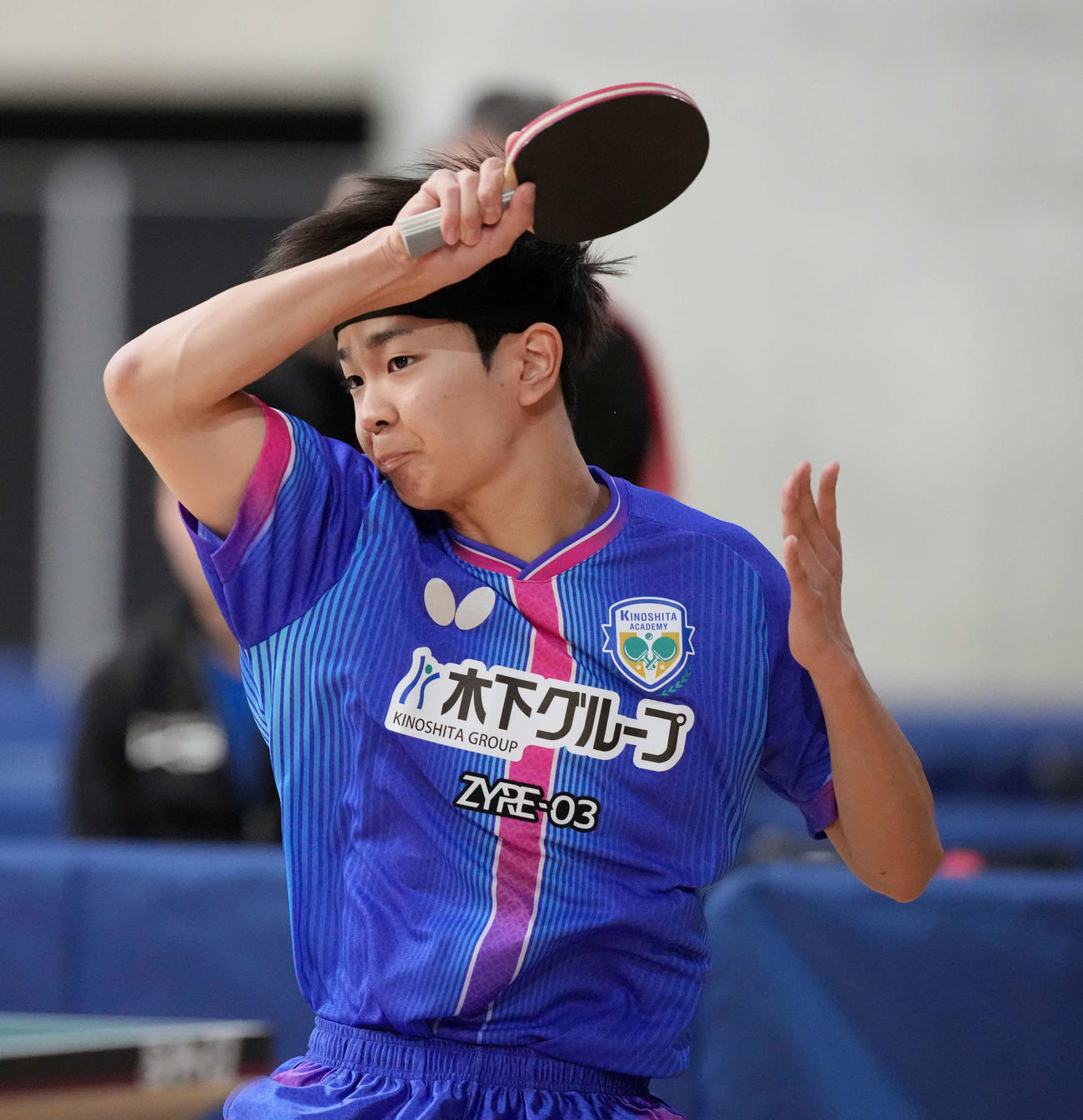 男子ジュニア準決勝　川上流星対渡部民人　打ち返す川上（撮影・小島史椰）