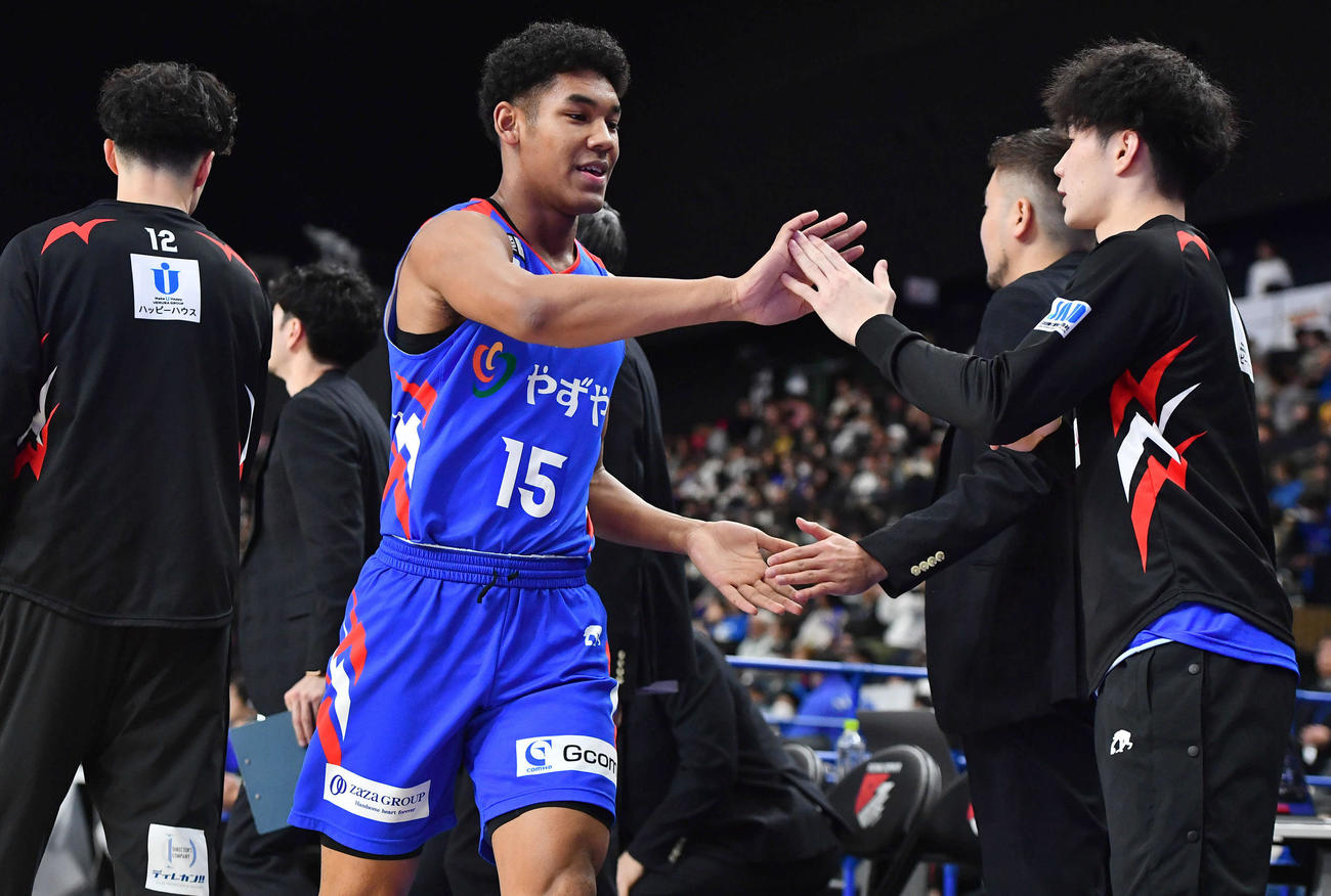 福岡対奈良　2Q、交代した福岡白谷はタッチを交わしながらベンチへ戻る（撮影・岩下翔太）