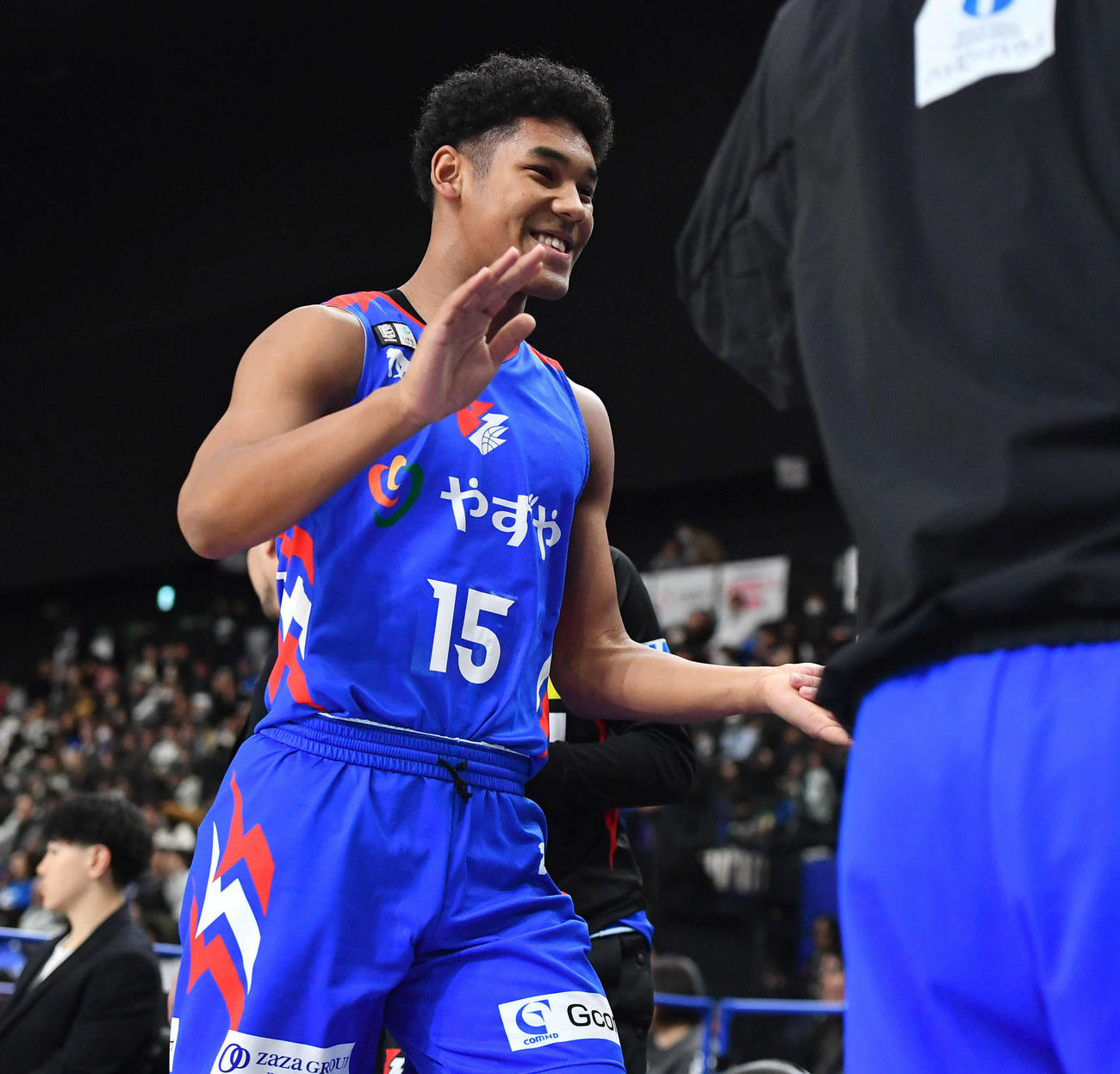福岡対奈良　2Q、交代した福岡白谷はタッチを交わしながらベンチへ戻る（撮影・岩下翔太）