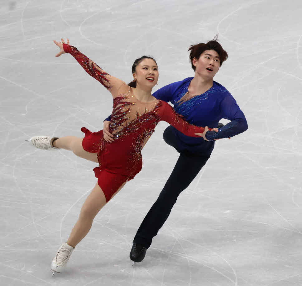 フリーダンスの演技に挑んだ吉田唄菜（左）と森田真沙也（撮影・勝部晃多）