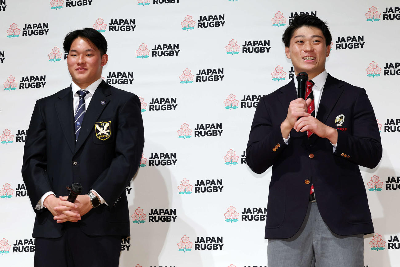 男子ラグビーW杯2035招致キックオフ宣言記者会見で笑顔を見せる明大・利川（左）と早大・野中（撮影・宮地輝）