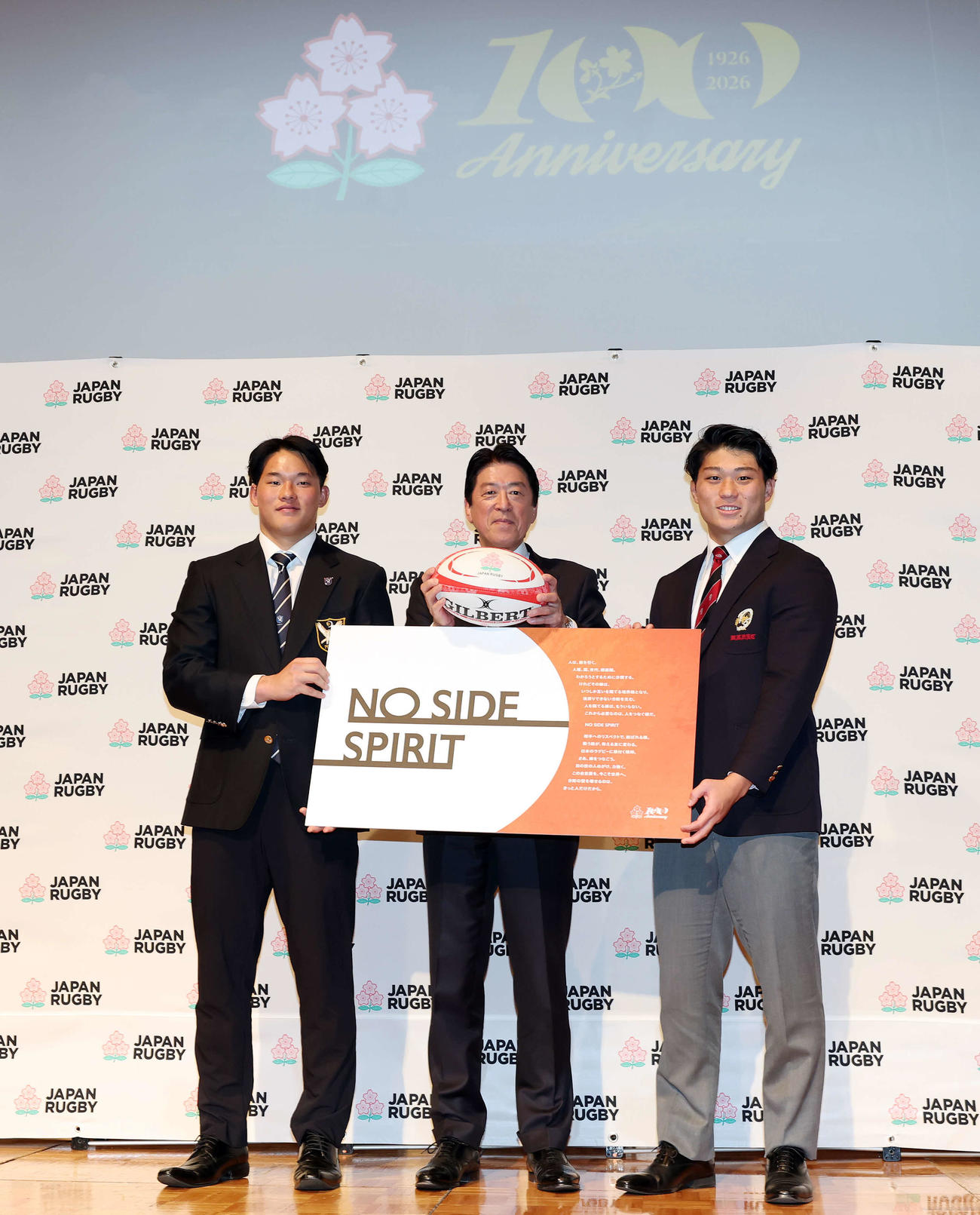 男子ラグビーW杯2035招致キックオフ宣言記者会見で笑顔で記念撮影する明大・利川（左）、日本ラグビー協会土田会長（中央）、早大・野中（撮影・宮地輝）