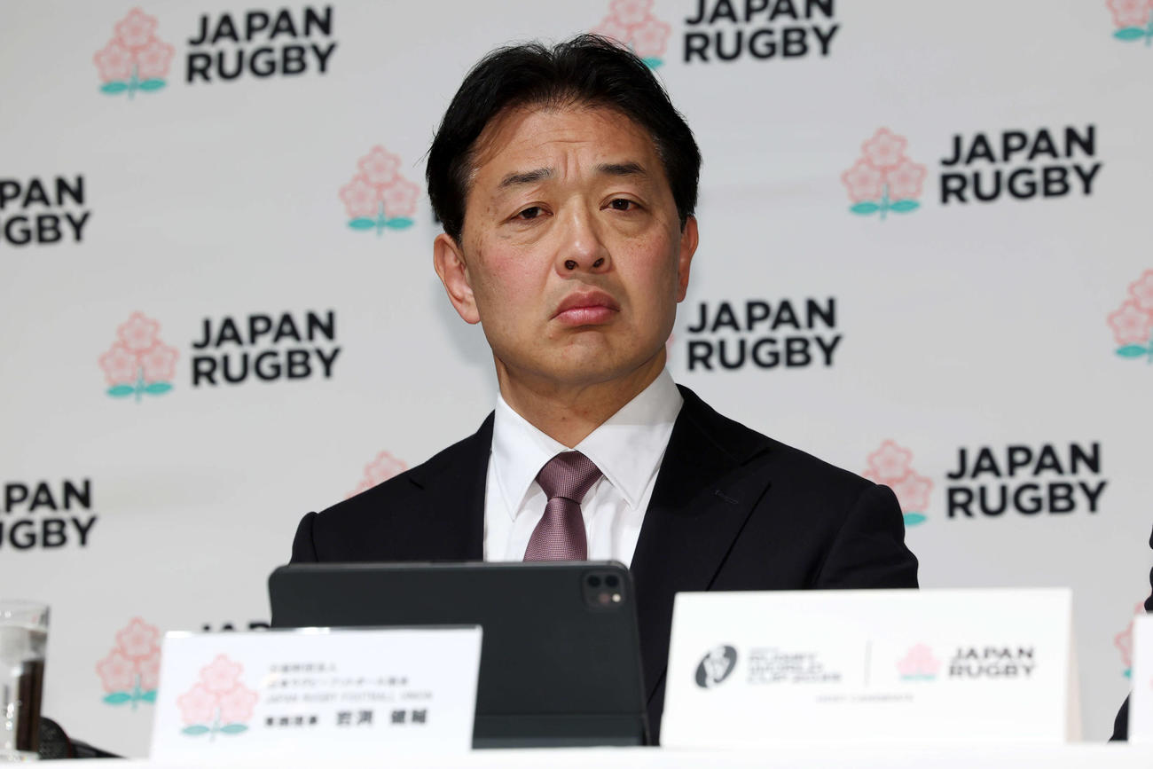 男子ラグビーW杯2035招致キックオフ宣言記者会見に臨む日本ラグビー協会岩渕健輔専務理事（撮影・宮地輝）