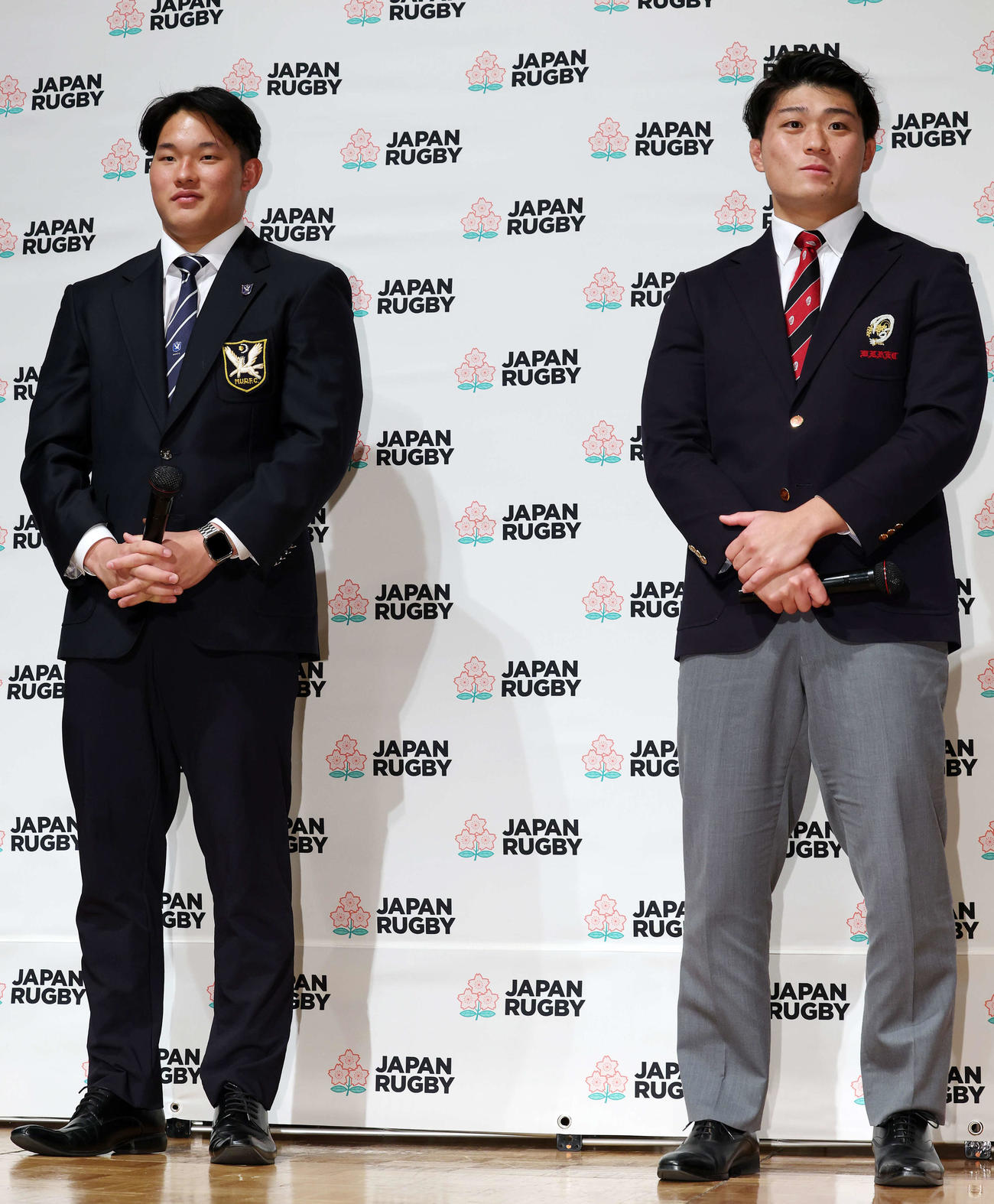 男子ラグビーW杯2035招致キックオフ宣言記者会見で笑顔を見せる明大・利川（左）と早大・野中（撮影・宮地輝）