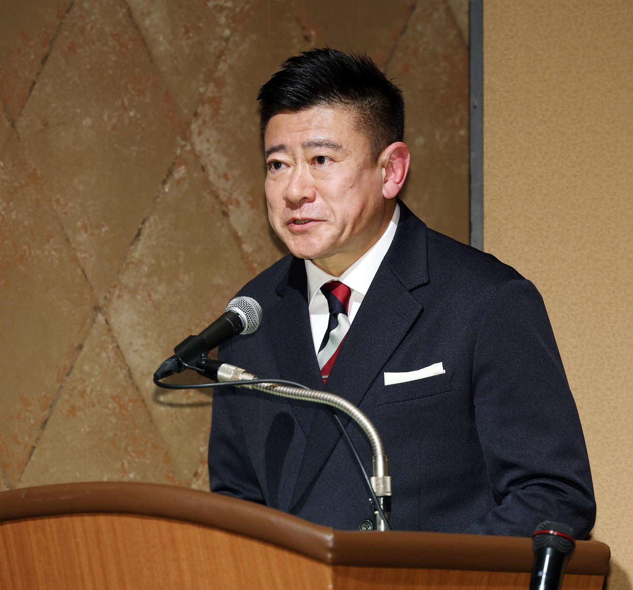 男子ラグビーW杯2035招致キックオフ宣言記者会見で司会を務める矢野武アナウンサー（撮影・宮地輝）