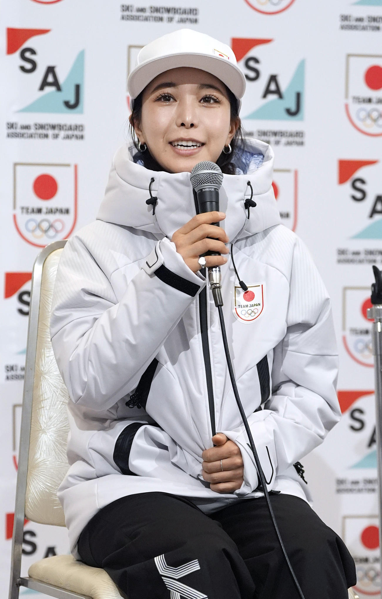 ラノ・コルティナ冬季五輪代表に選ばれ、記者会見するジャンプ女子の高梨沙羅（共同）