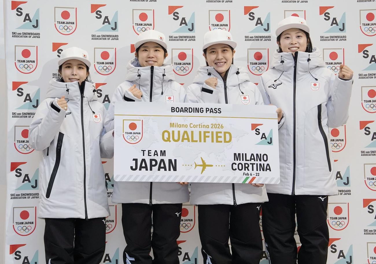 ミラノ・コルティナ冬季五輪代表に選ばれ、写真に納まるジャンプ女子の（左から）高梨沙羅、伊藤有希、丸山希、勢藤優花（共同）