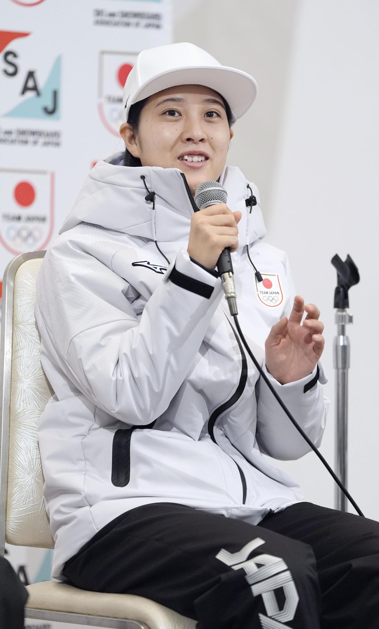 ミラノ・コルティナ冬季五輪代表に選ばれ、記者会見するジャンプ女子の丸山希（共同）
