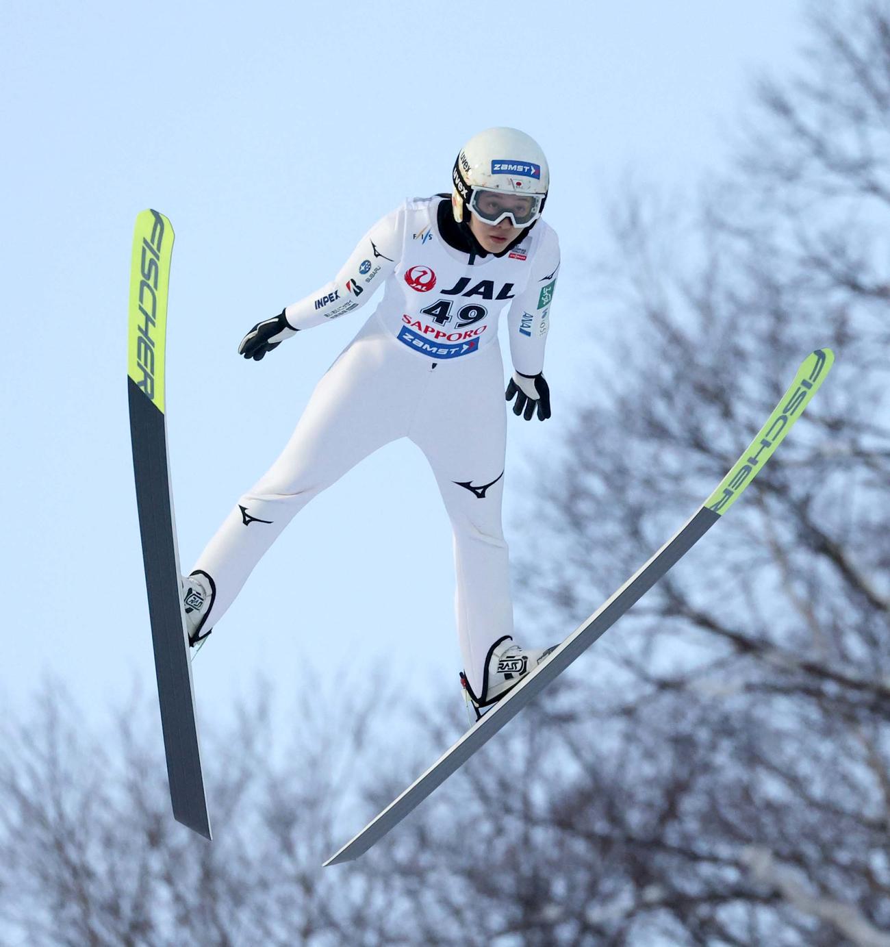 ジャンプ女子W杯札幌大会　予選で132メートルを飛び9位で予選通過する丸山（撮影・黒川智章）