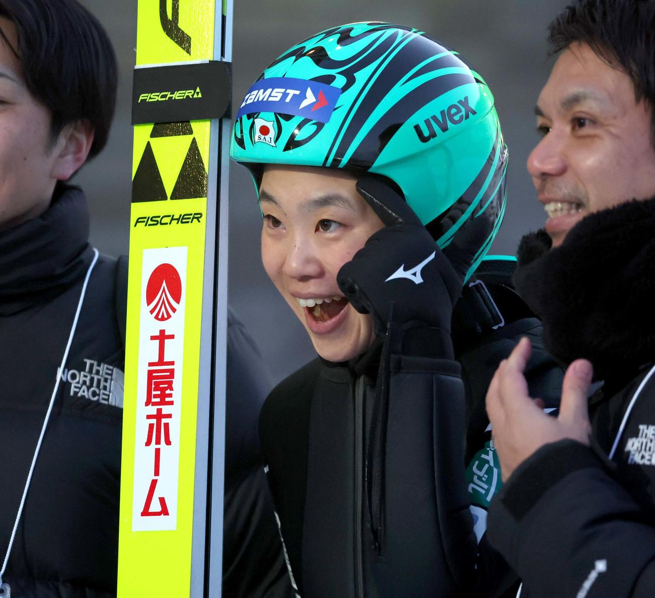 ジャンプ女子W杯札幌大会　13位で予選通過し笑顔の伊藤（撮影・黒川智章）