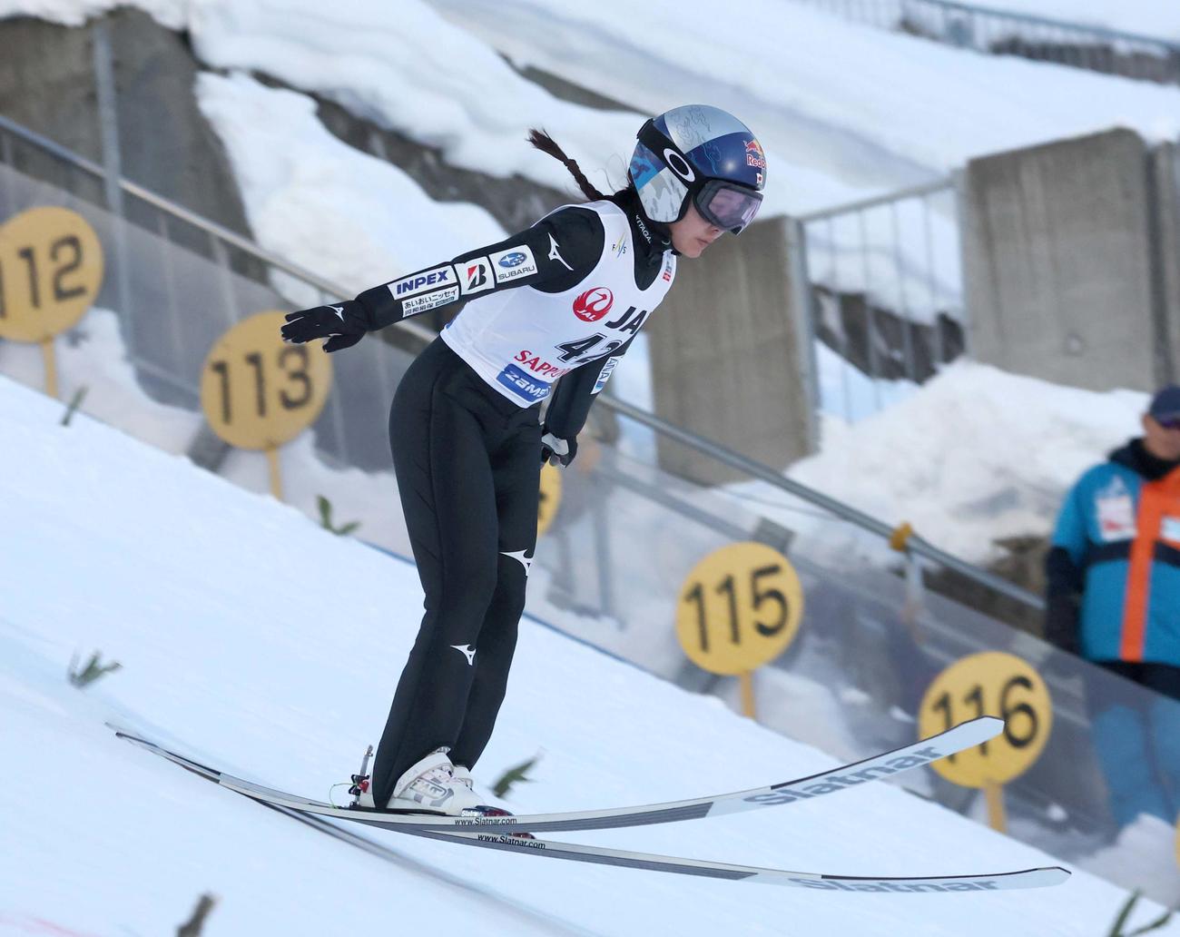 ジャンプ女子W杯札幌大会　予選で123メートルを飛び12位で予選通過する高梨（撮影・黒川智章）