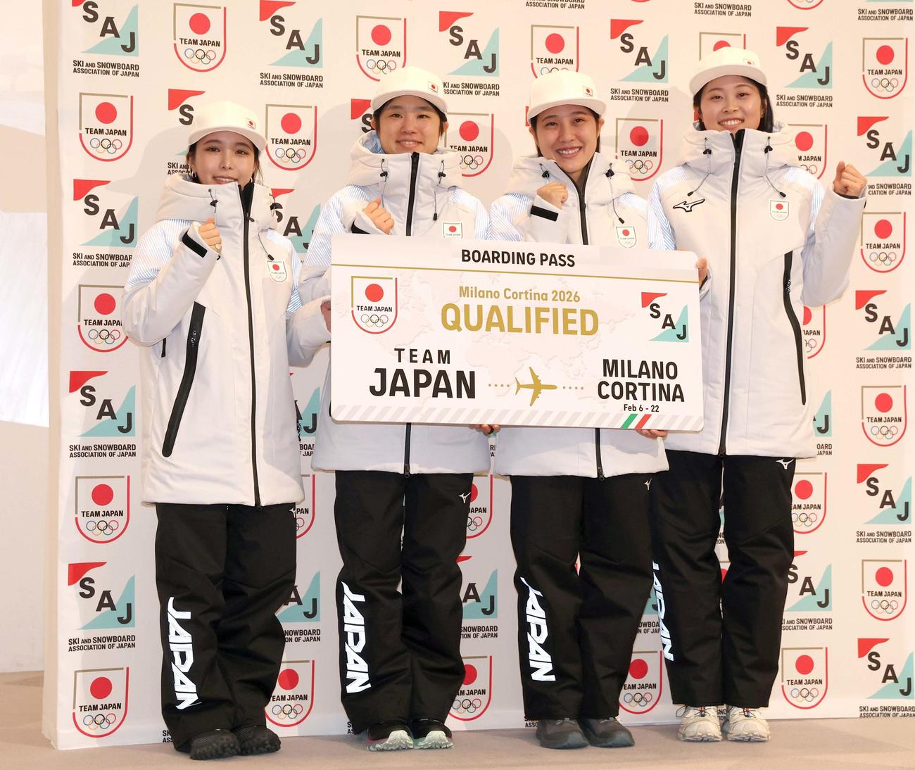 女子ジャンプ五輪代表メンバーに選ばれ意気込む左から高梨、伊藤、丸山、勢藤（撮影・黒川智章）