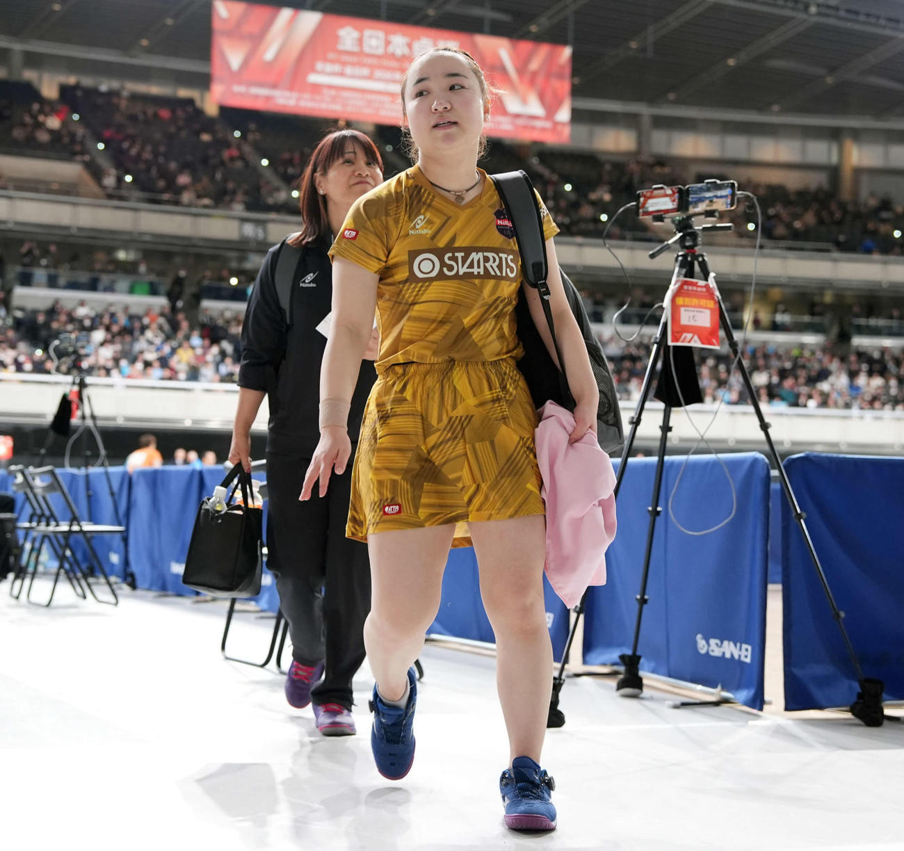 女子シングルス6回戦　伊藤美誠対横井咲桜　横井に敗れ会場を去る伊藤（手前）（撮影・小島史椰）