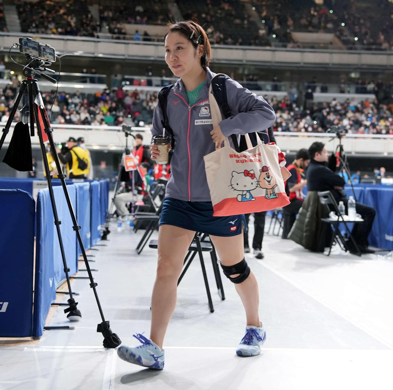 女子シングルス6回戦　佐藤瞳対平野美宇　佐藤に敗れ会場を去る平野（撮影・小島史椰）