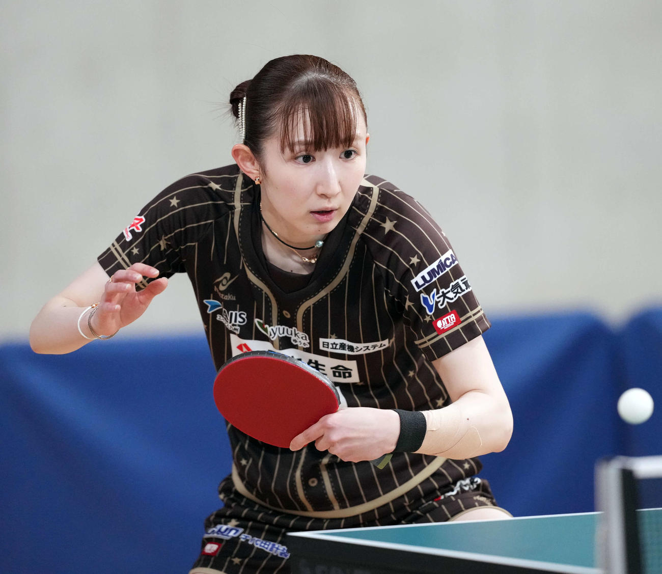 女子シングルス6回戦　早田ひな対赤江夏星　打ち返す早田（撮影・小島史椰）