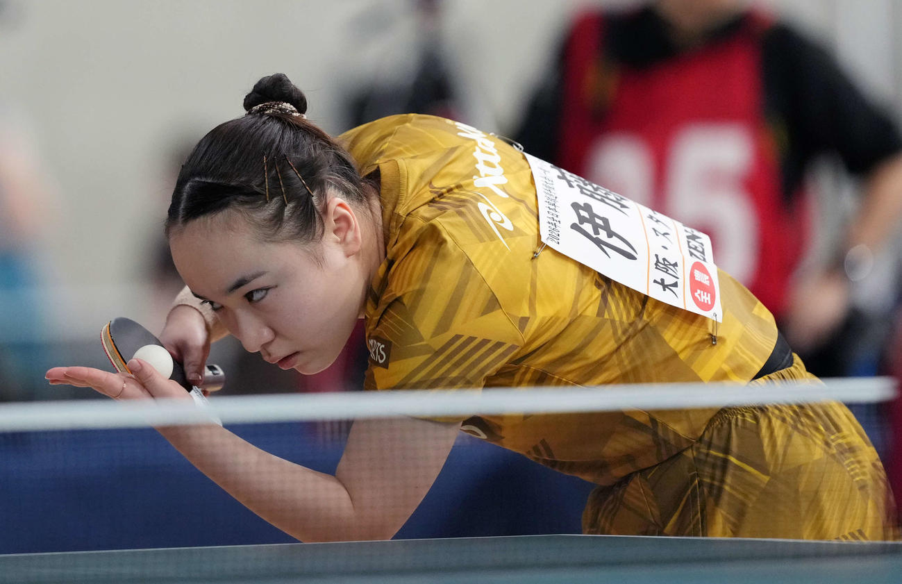 女子シングルス6回戦　伊藤美誠対横井咲桜　サーブに臨む伊藤（撮影・小島史椰）