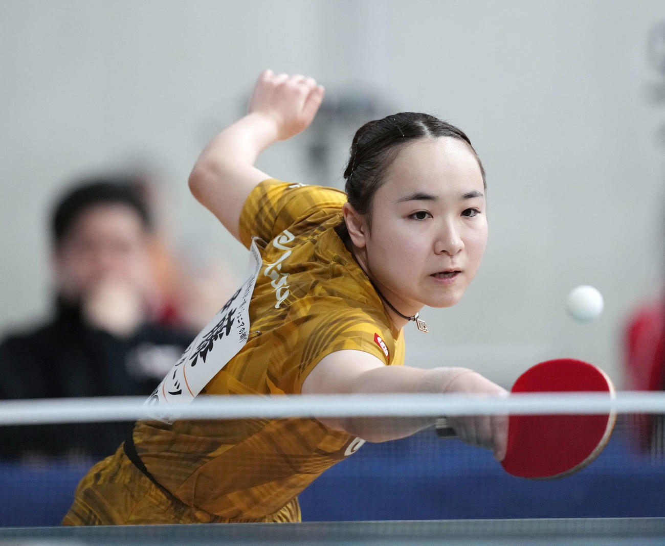 女子シングルス6回戦　伊藤美誠対横井咲桜　打ち返す伊藤（撮影・小島史椰）
