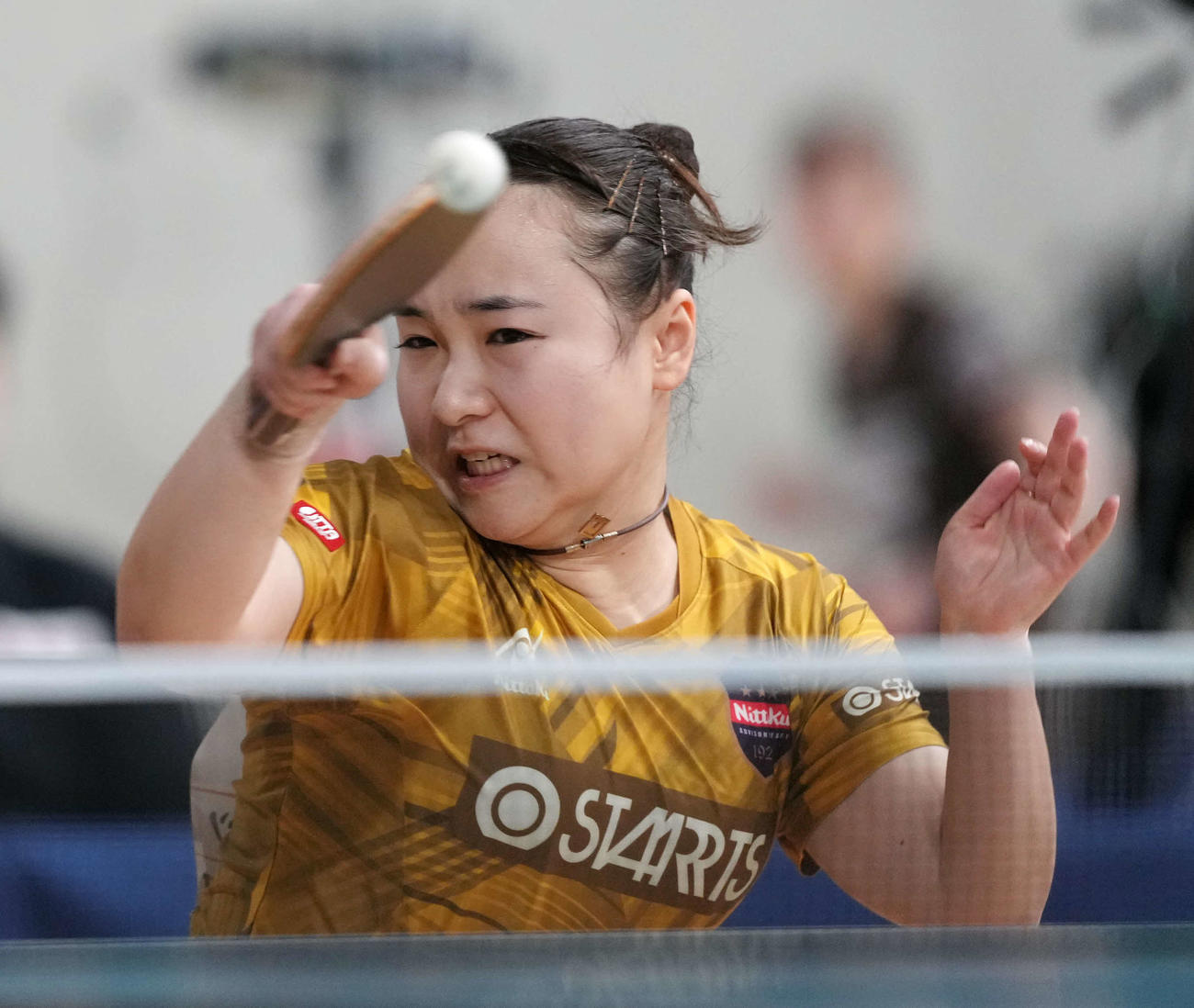 女子シングルス6回戦　伊藤美誠対横井咲桜　打ち返す伊藤（撮影・小島史椰）