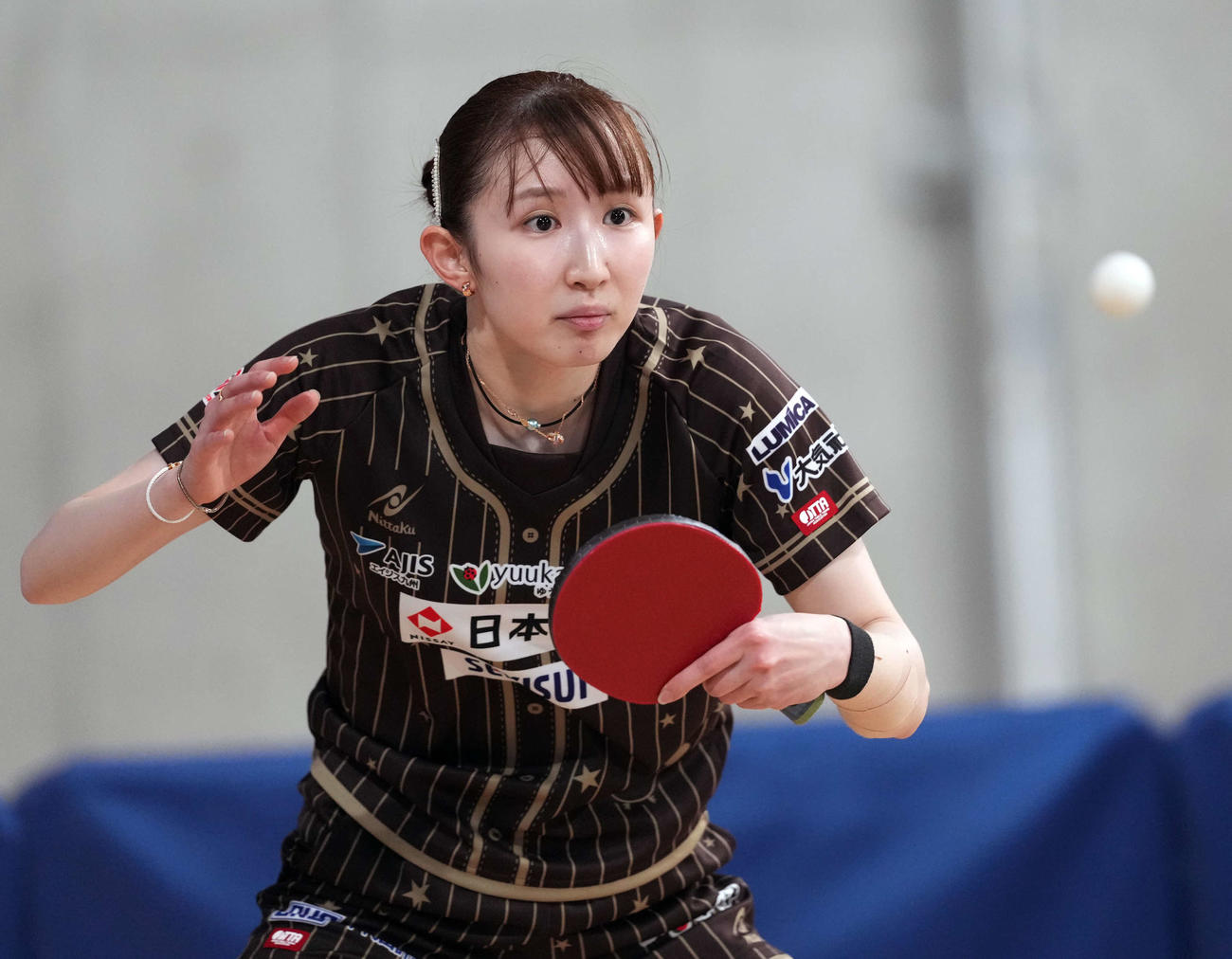 女子シングルス6回戦　早田ひな対赤江夏星　打ち返す早田（撮影・小島史椰）
