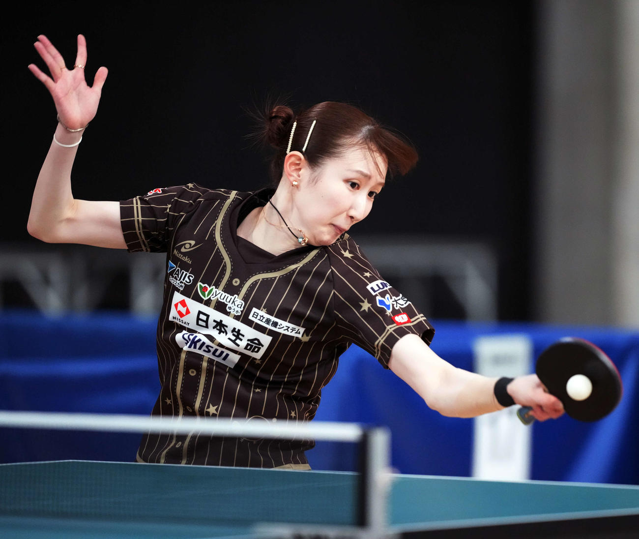 女子シングルス6回戦　早田ひな対赤江夏星　打ち返す早田（撮影・小島史椰）