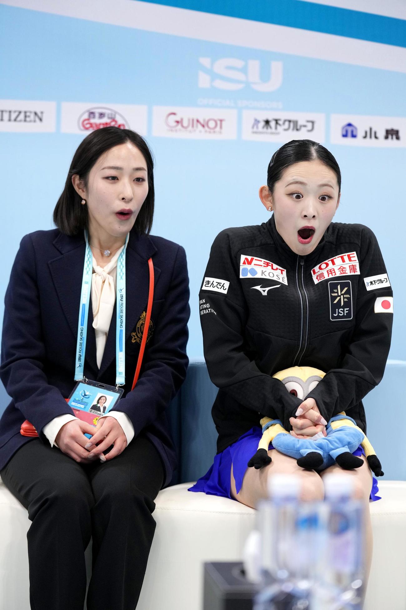 女子フリーの得点を確認し、驚く青木祐奈（右）（共同）
