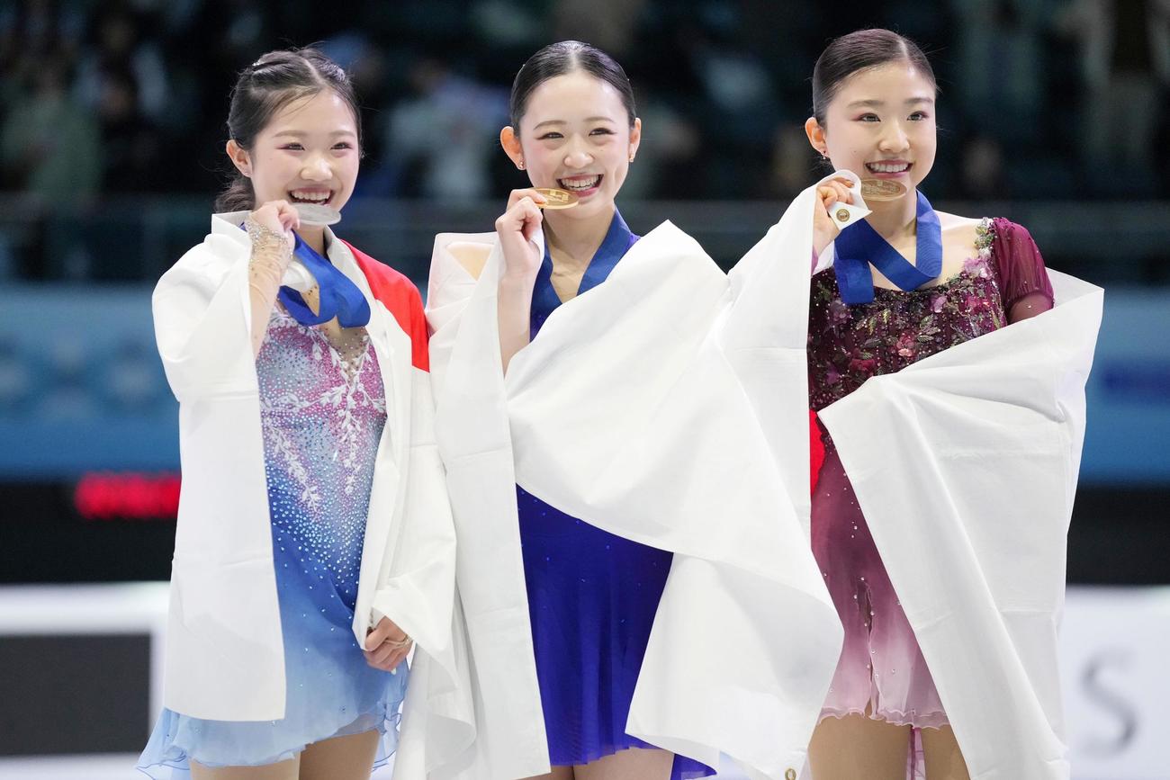 女子で優勝した青木祐奈。左は2位の中井亜美、右は3位の千葉百音（共同）