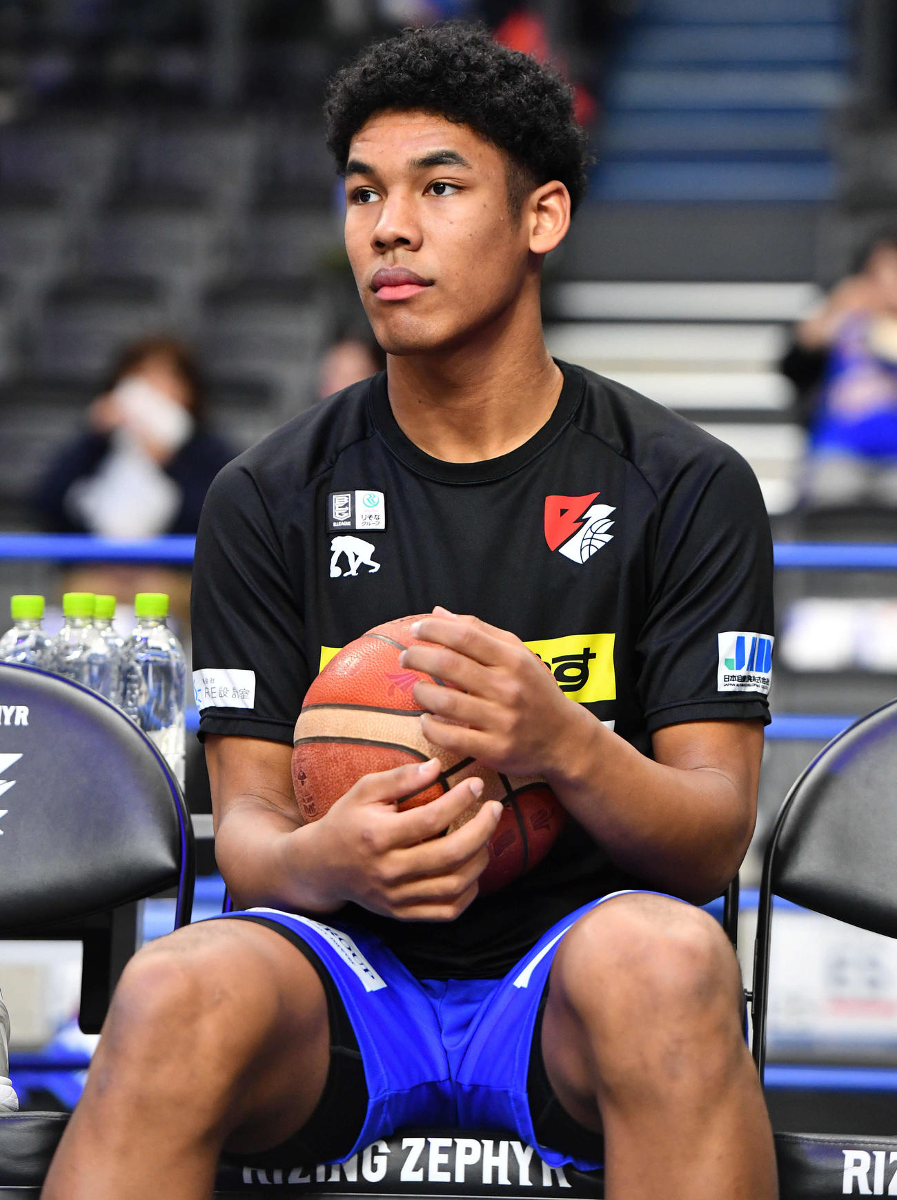 福岡対奈良　試合前、ベンチで待機する福岡白谷（撮影・岩下翔太）