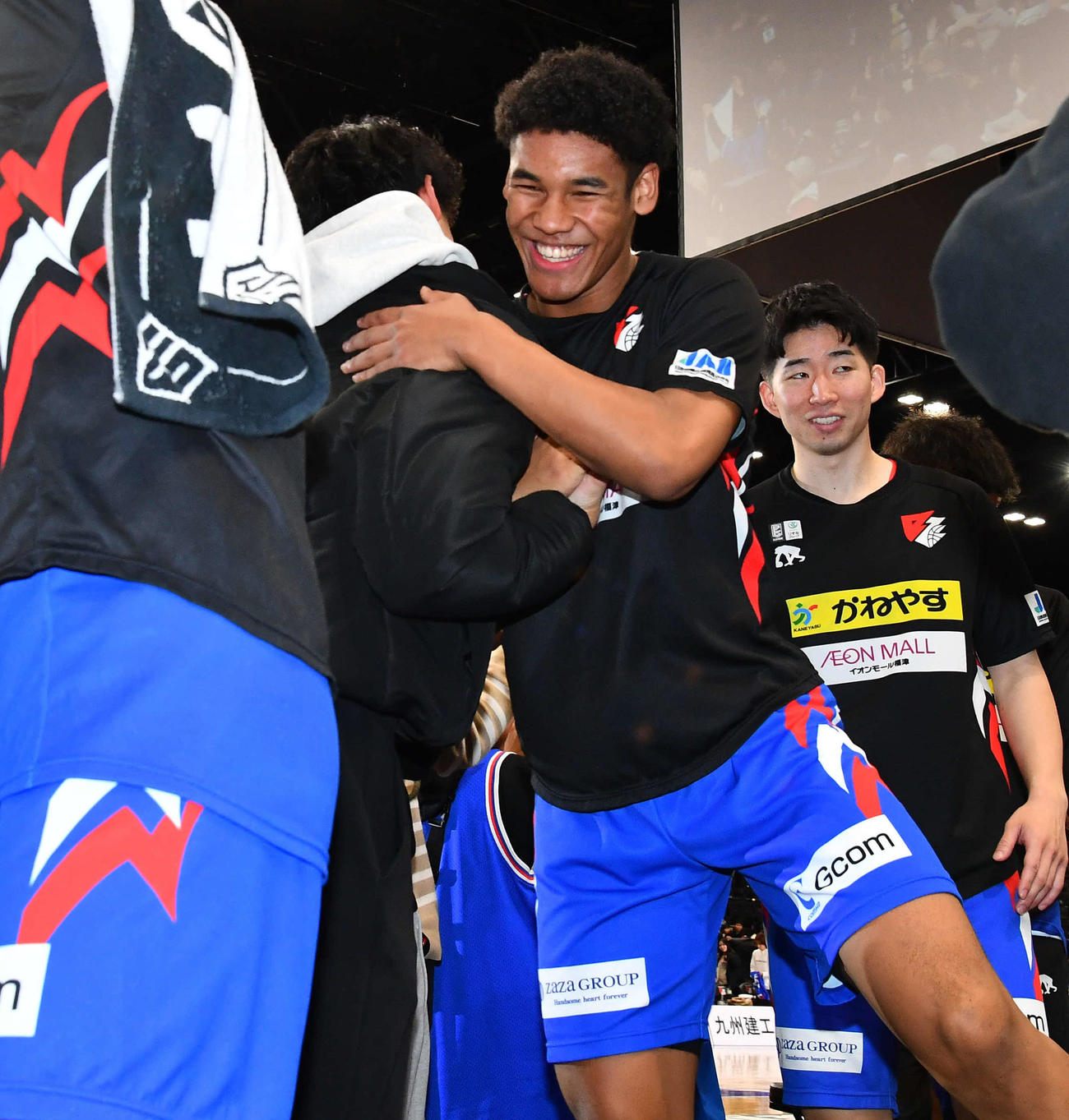 福岡対奈良　試合後、ファンと笑顔で抱き合いながら引き揚げる福岡白谷（撮影・岩下翔太）