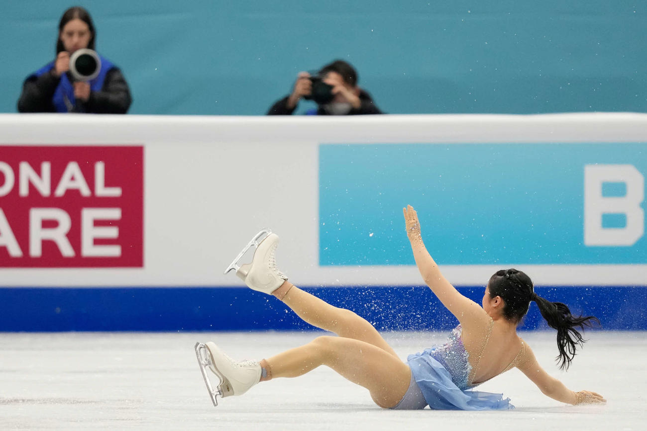 フリーの演技で転倒する中井亜美（AP）