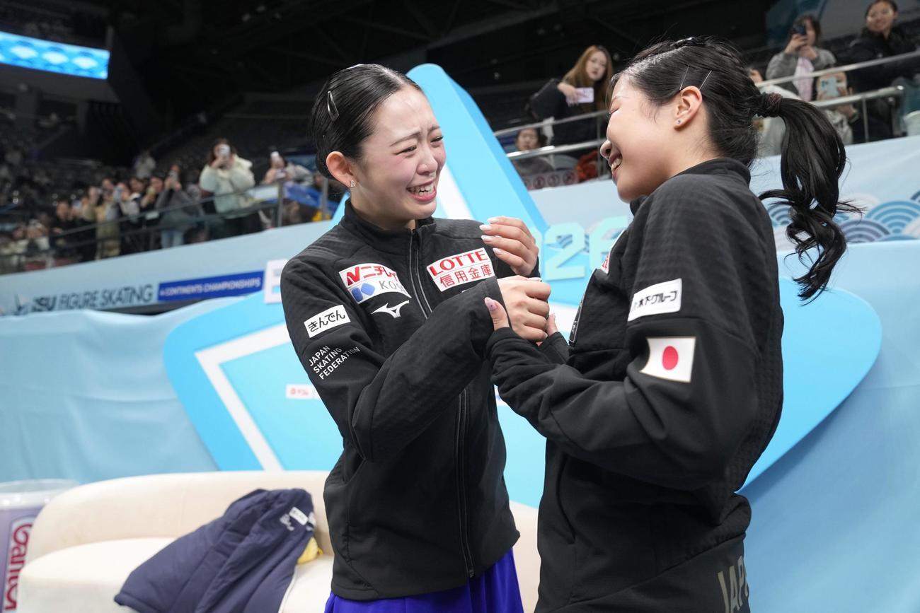 中井亜美（右）と泣きながら喜び合う優勝した青木祐奈（共同）
