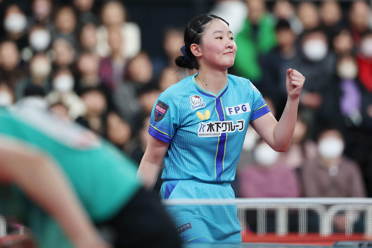 準決勝進出を決めガッツポーズする張本（撮影・宮地輝）