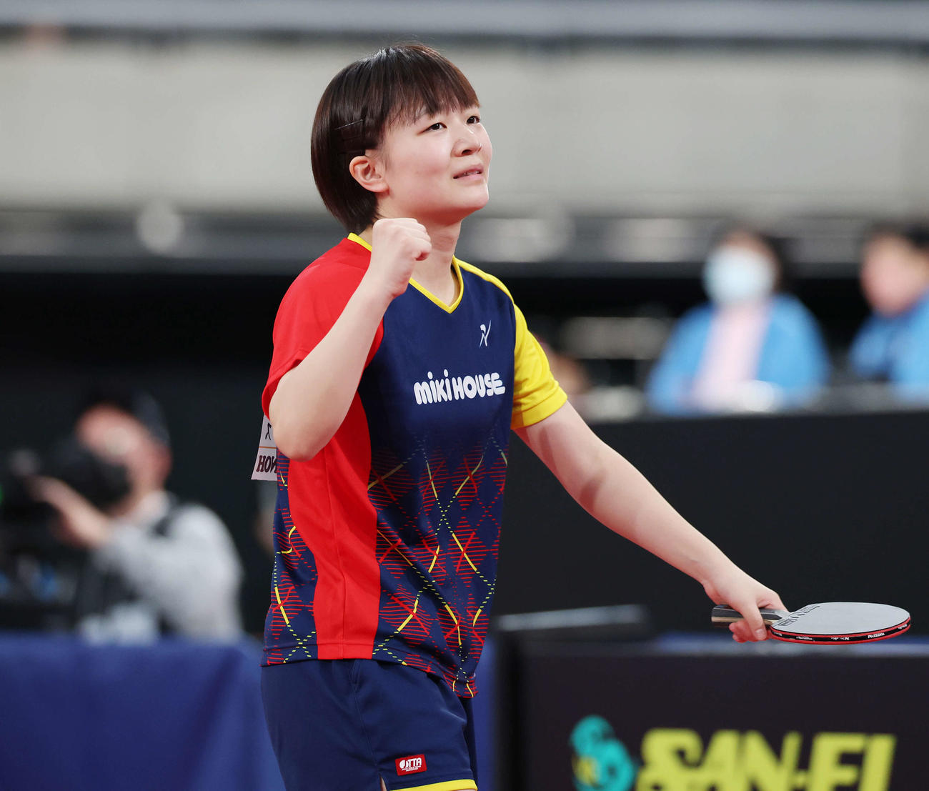 準決勝進出を決めガッツポーズする横井（撮影・宮地輝）