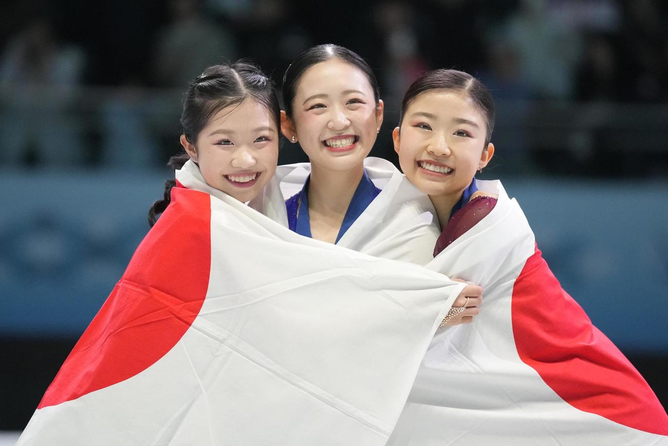 女子で優勝した青木祐奈。左は2位の中井亜美、右は3位の千葉百音（共同）