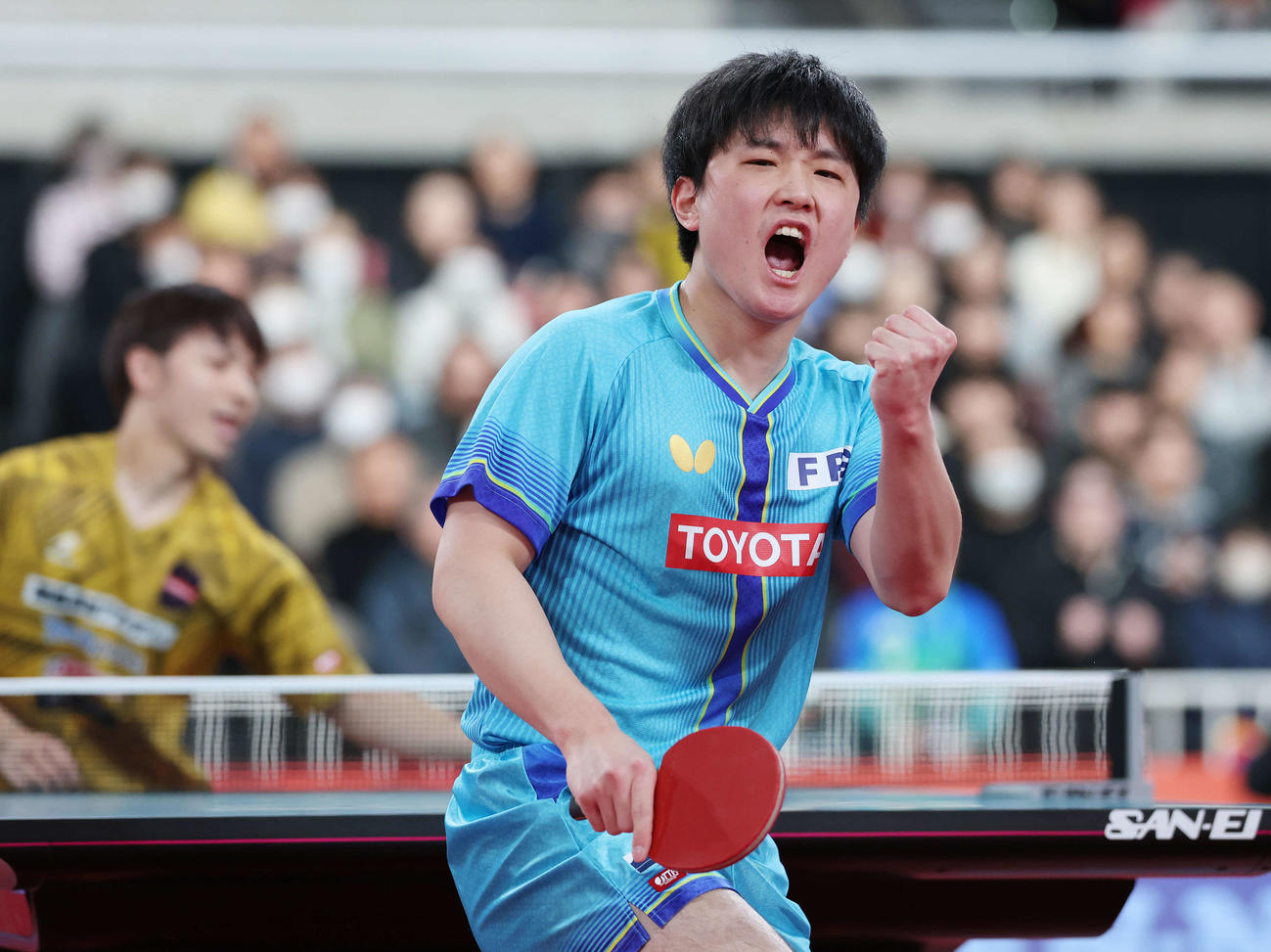 ポイントを奪い雄たけびを上げる張本（撮影・宮地輝）