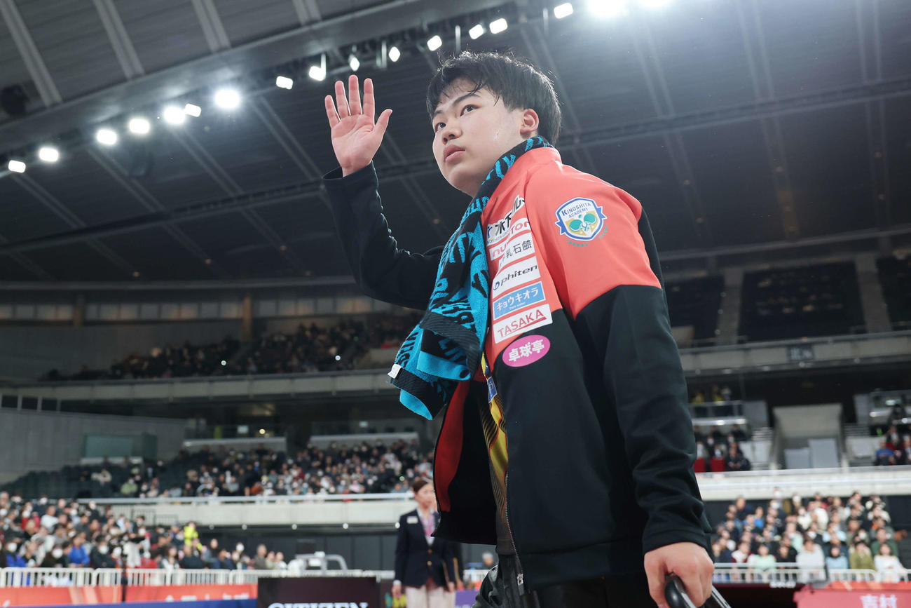 準決勝進出を決めファンに手を振る松島（撮影・宮地輝）