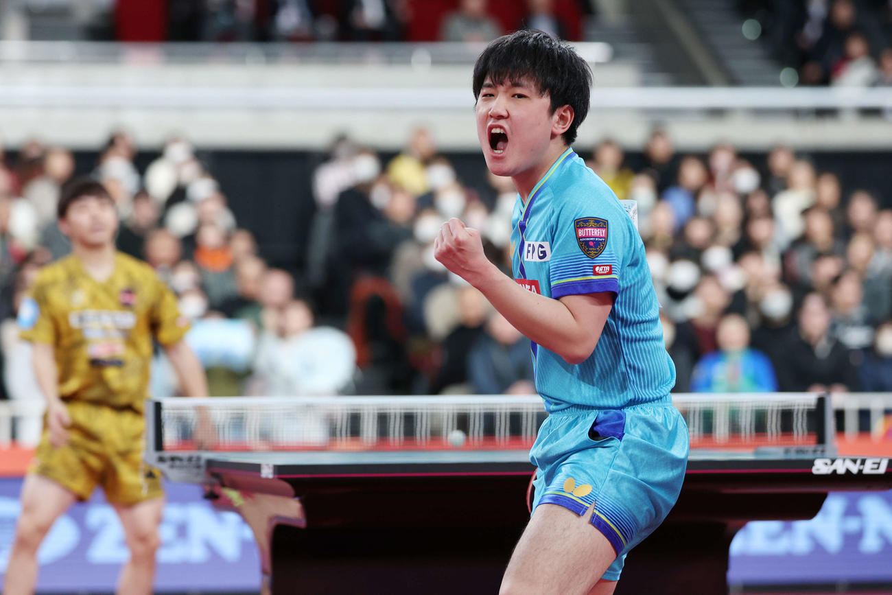 ポイントを奪いガッツポーズする張本（撮影・宮地輝）