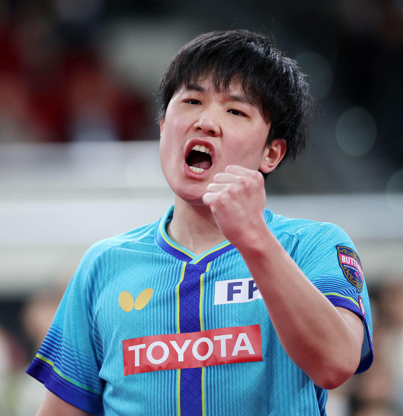 ポイントを奪いガッツポーズする張本（撮影・宮地輝）