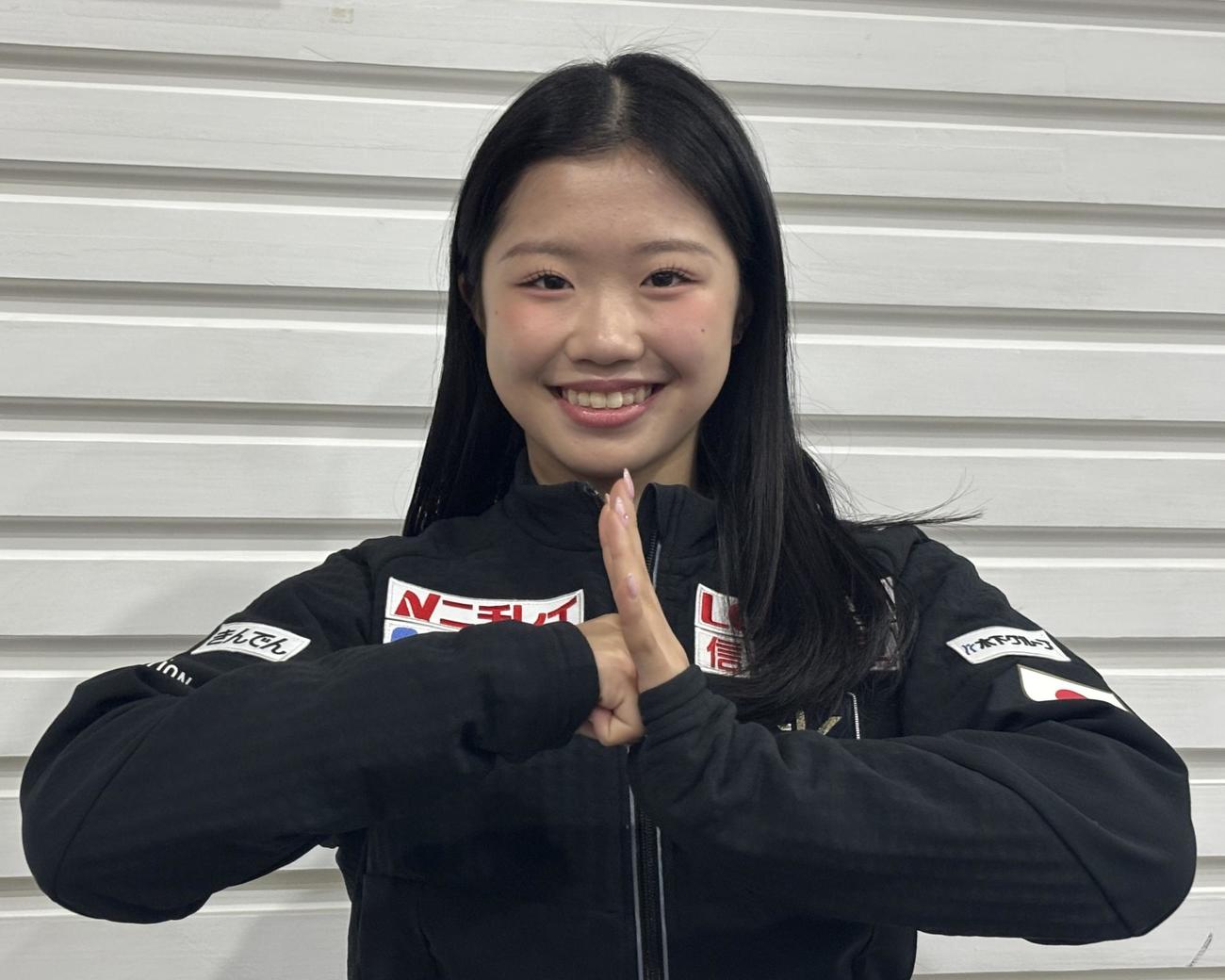4大陸選手権の一夜明け会見で、笑顔でポーズを取る中井（撮影・勝部晃多）