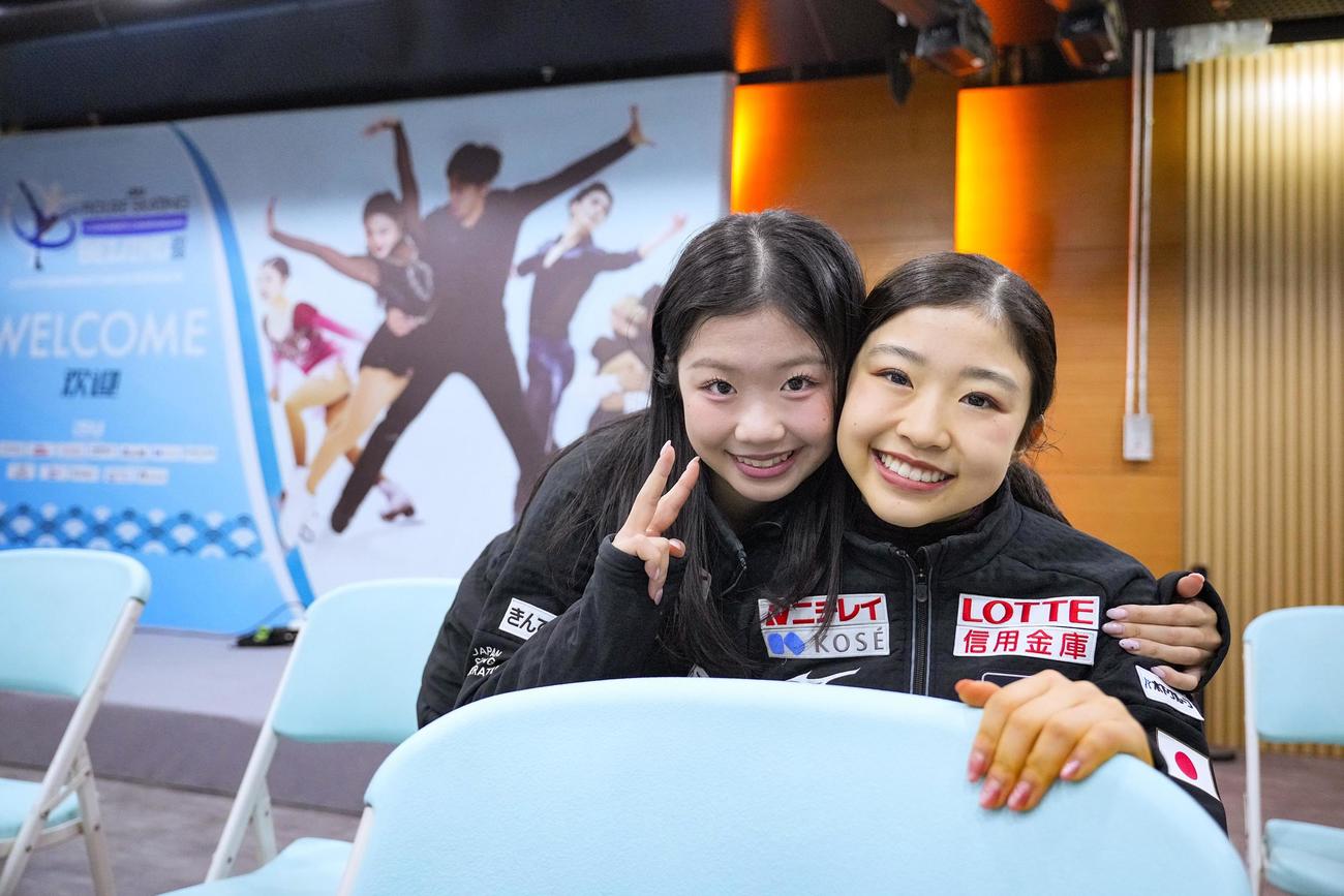 試合から一夜明け、撮影に応じる中井亜美（左）と千葉百音（共同）