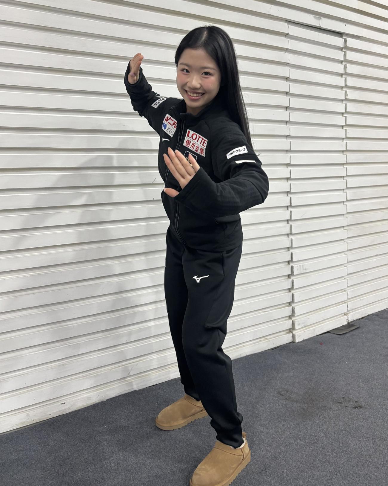 4大陸選手権の一夜明け会見で、笑顔でポーズを取る中井（撮影・勝部晃多）
