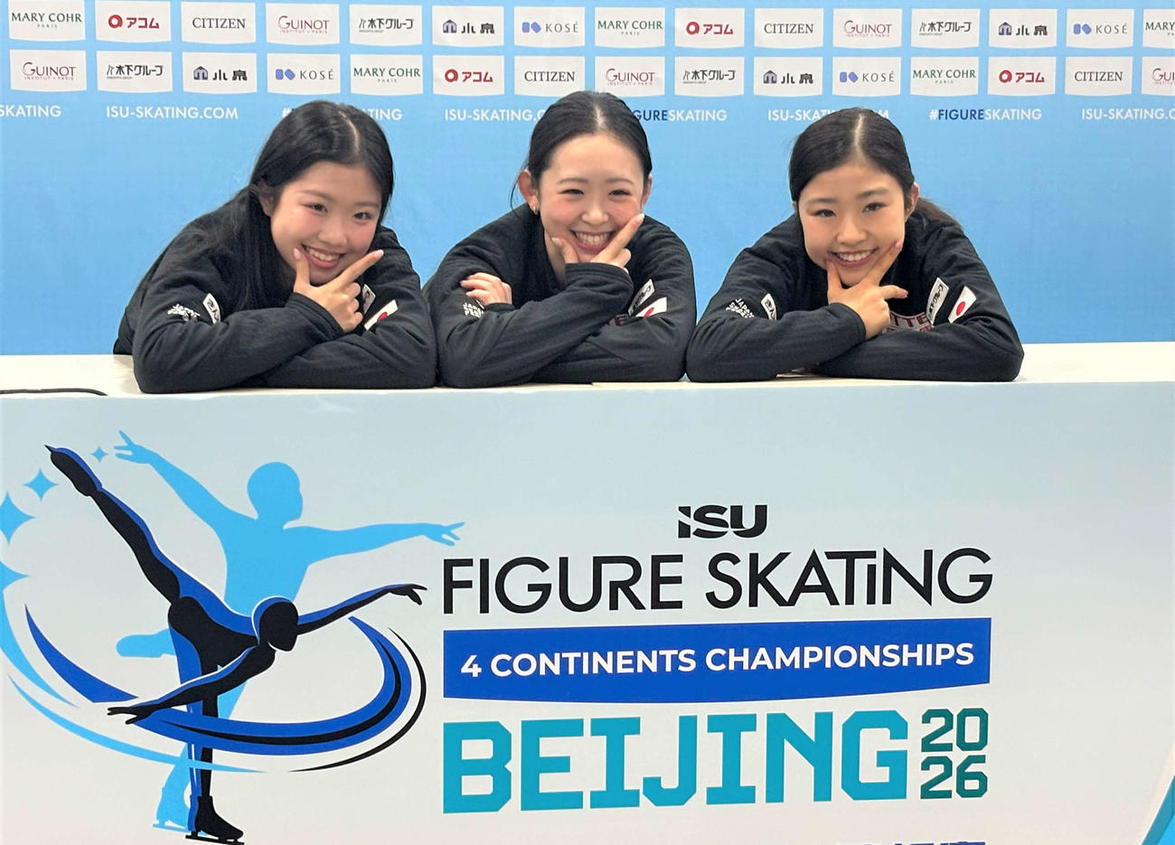 4大陸選手権女子フリーの一夜明け取材で笑顔を見せる、左から中井、青木、千葉（撮影・勝部晃多）