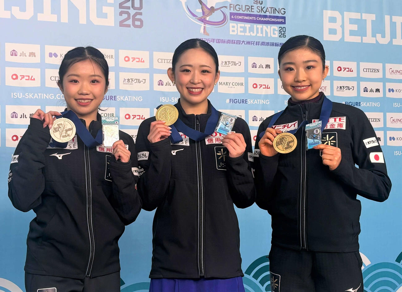 4大陸選手権女子メダリスト会見で笑顔を見せる、左から中井、青木、千葉（撮影・勝部晃多）