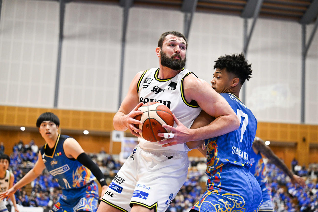 島根対仙台第1Q、突破するB1仙台ブース（（C）B.LEAGUE）