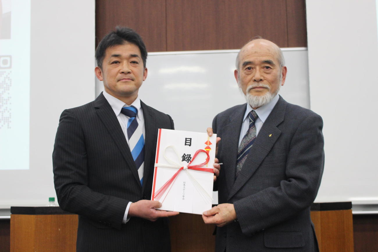 2025年の第16回日本スポーツ学会大賞を受賞した竹見昌久氏（左）と第1回受賞者の坂田信久氏（撮影・首藤正徳）