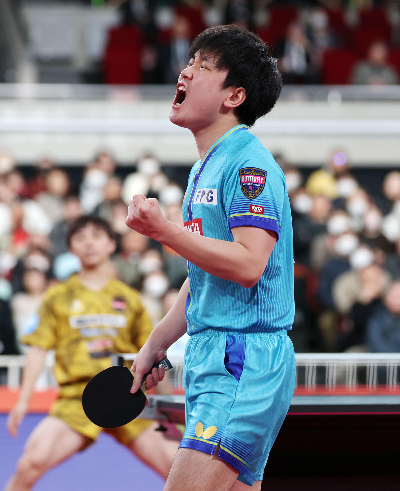 ポイントを奪いガッツポーズする張本（撮影・宮地輝）